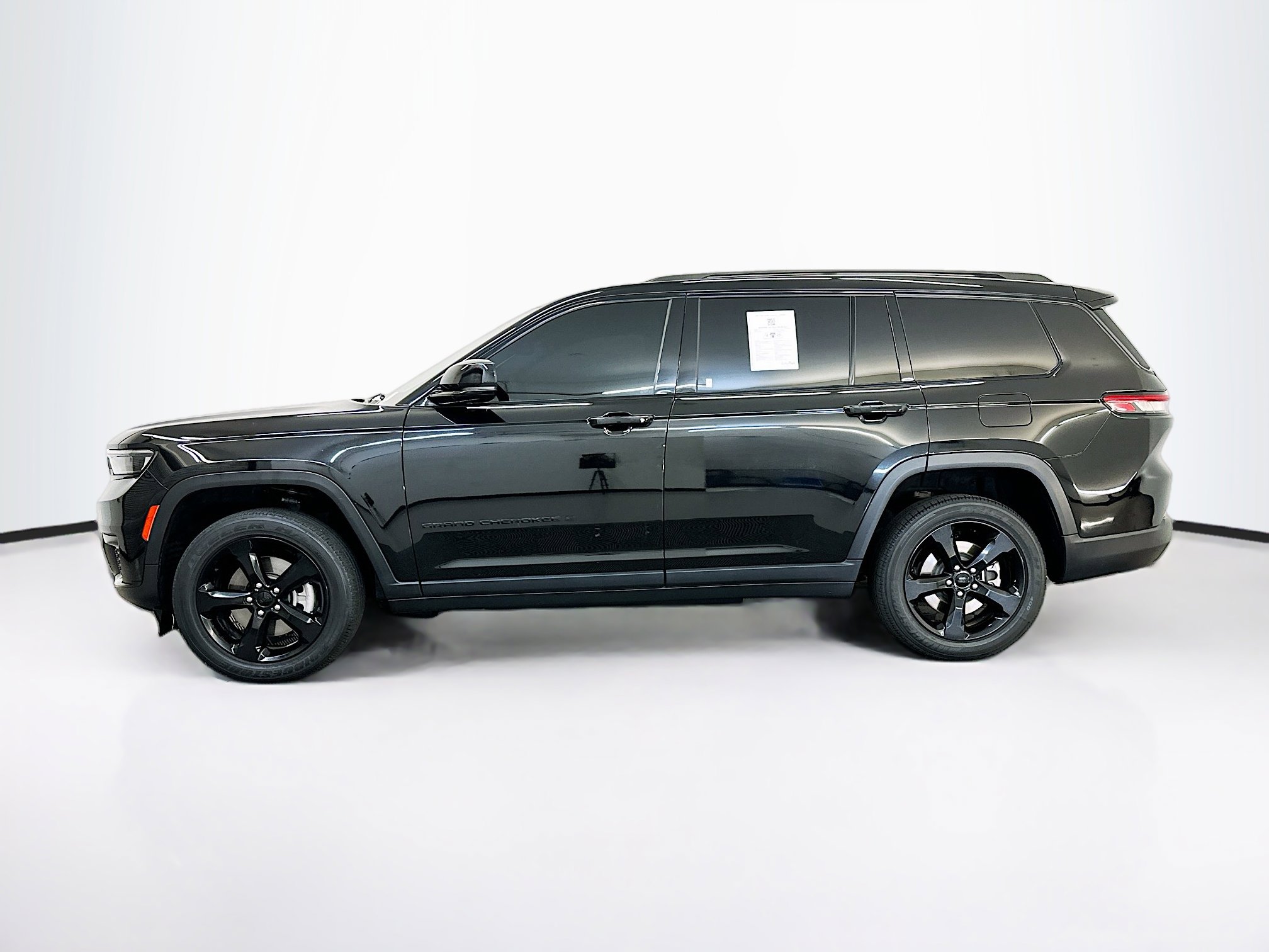 Used 2023 Jeep Grand Cherokee L Laredo image 4