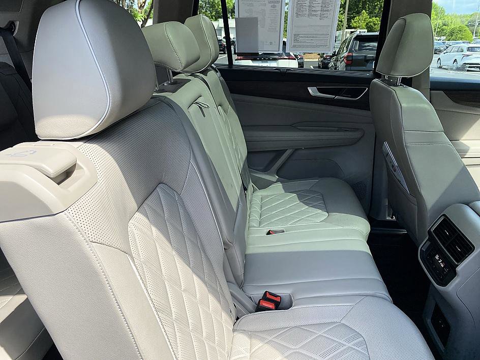 Used 2024 Volkswagen Atlas SEL Premium R-Line image 22