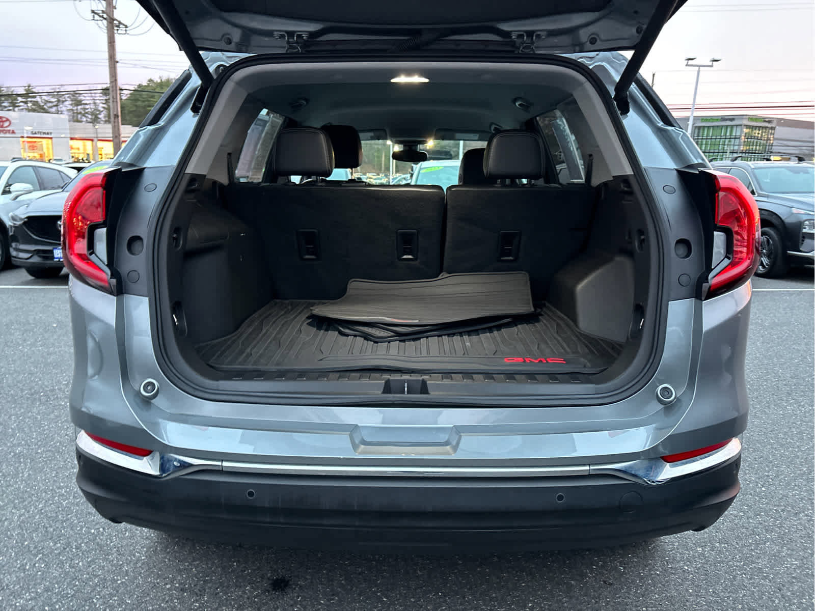 Used 2023 GMC Terrain SLT image 27