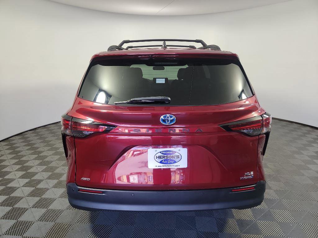 Used 2021 Toyota Sienna XLE image 5