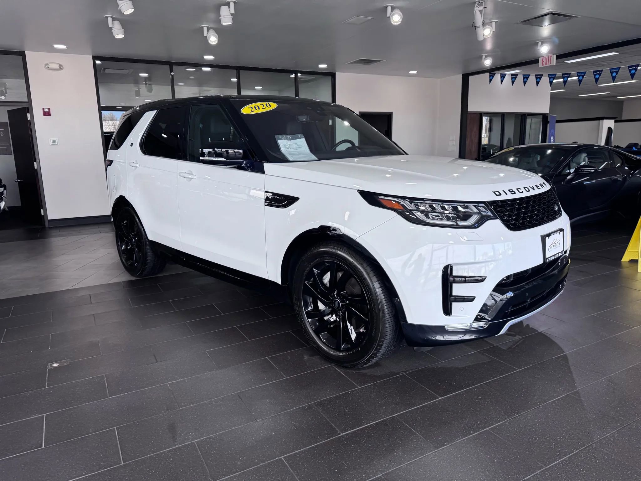 Used 2020 Land Rover Discovery Landmark AWD/4WD image 2