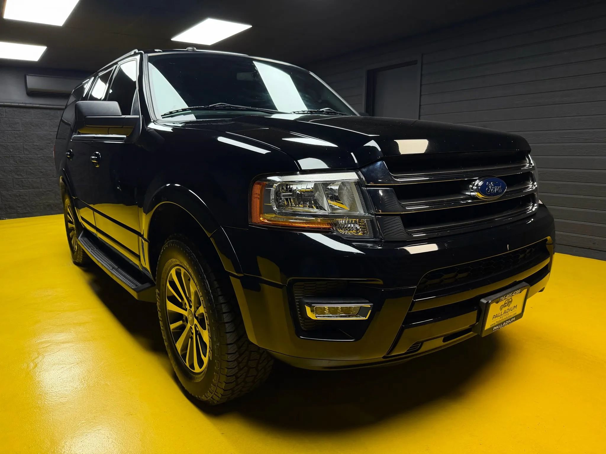Used 2017 Ford Expedition XLT image 3