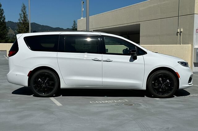 New 2025 Chrysler Pacifica Limited AWD/4WD image 3