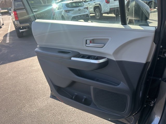 Used 2024 Toyota Sienna LE image 30