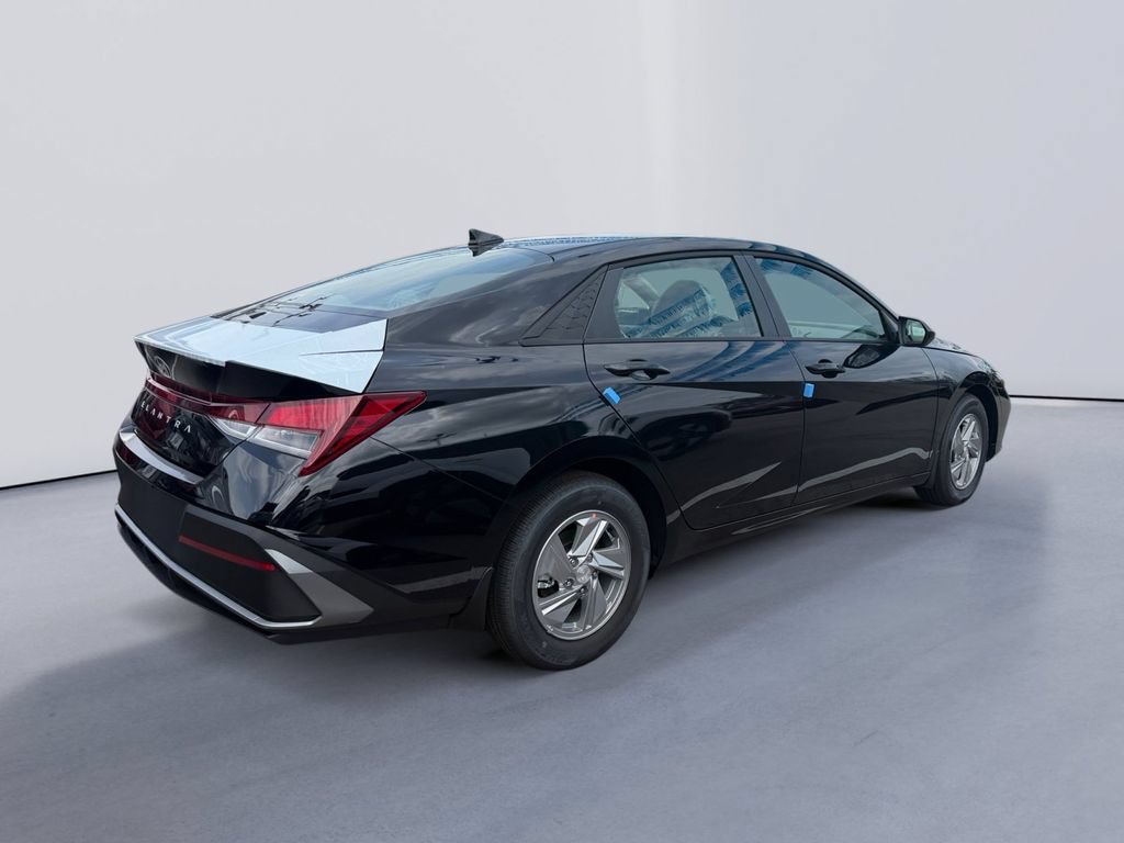 New 2026 Hyundai Elantra SE FWD image 2
