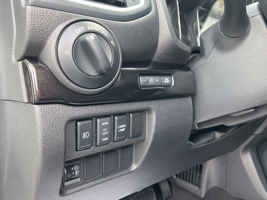 Used 2018 Nissan Titan SV w/ SV Convenience Package image 16
