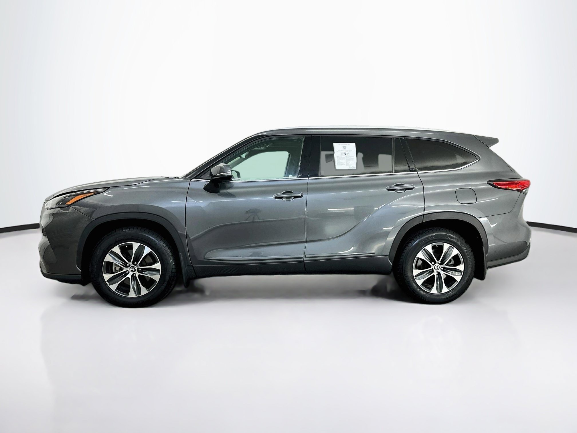 Used 2022 Toyota Highlander XLE AWD/4WD image 4