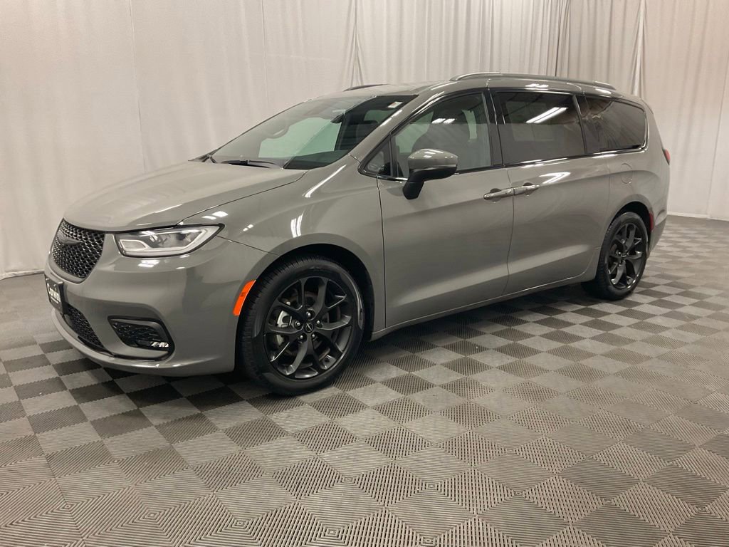 Used 2023 Chrysler Pacifica Touring-L w/ Uconnect Theater Family Group FWD image 10