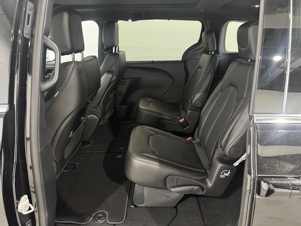 New 2027 Chrysler Pacifica Select w/ Family Tech Group AWD/4WD image 20