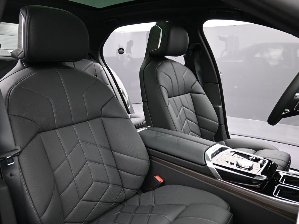New 2026 BMW 750e xDrive image 22