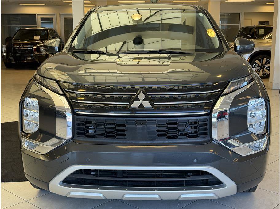 Used 2024 Mitsubishi Outlander FWD image 2