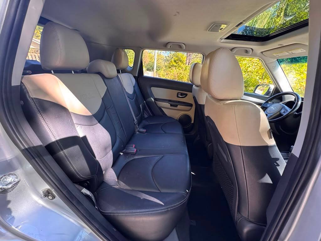 Used 2013 Kia Soul ! w/ Premium Pkg FWD image 12