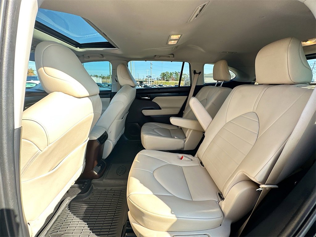 Used 2020 Toyota Highlander XLE image 17