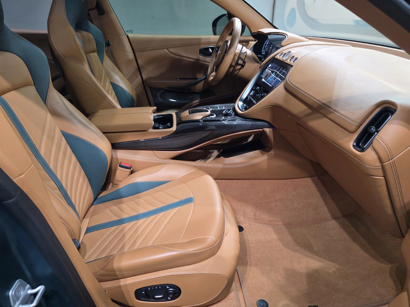 Used 2024 Aston Martin DBX 707 image 26