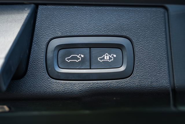 Used 2021 Volvo XC60 T5 Momentum w/ Advanced Package AWD/4WD image 11