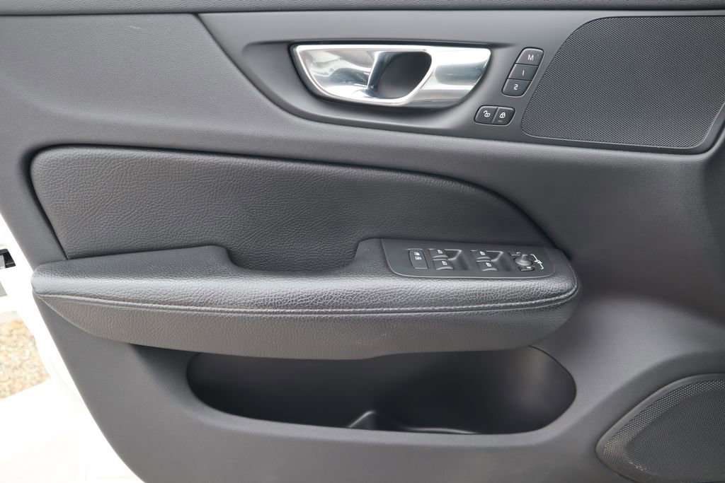 Used 2021 Volvo V60 T5 Cross Country image 23