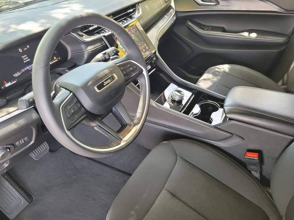 Used 2023 Jeep Grand Cherokee Laredo w/ Luxury Tech Group I AWD/4WD image 18