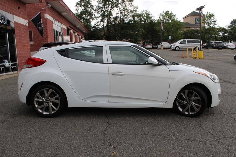 Used 2017 Hyundai Veloster FWD image 6