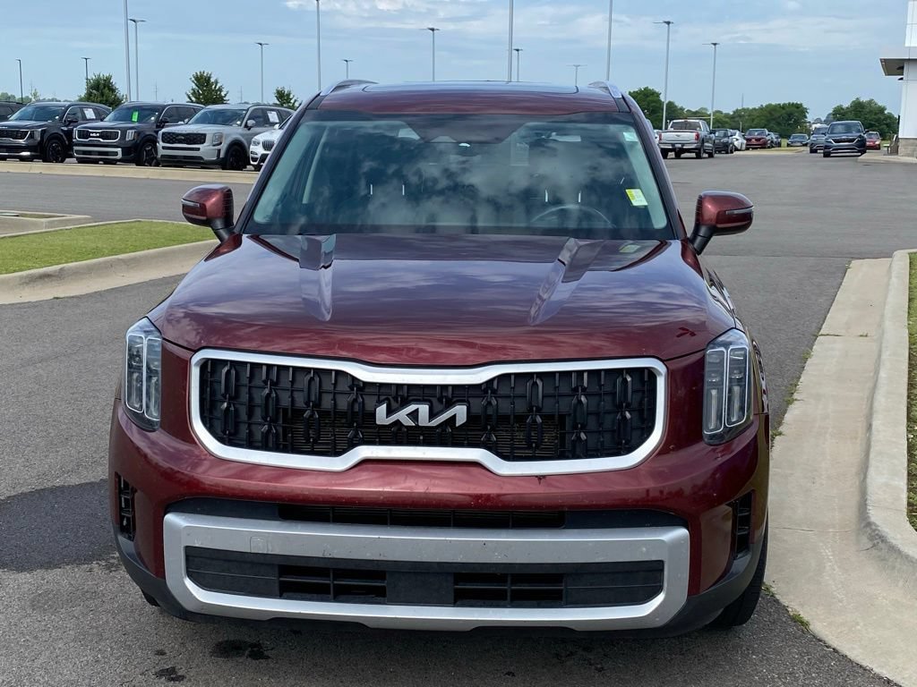 Used 2023 Kia Telluride EX w/ EX Captain's Chair Package FWD image 2