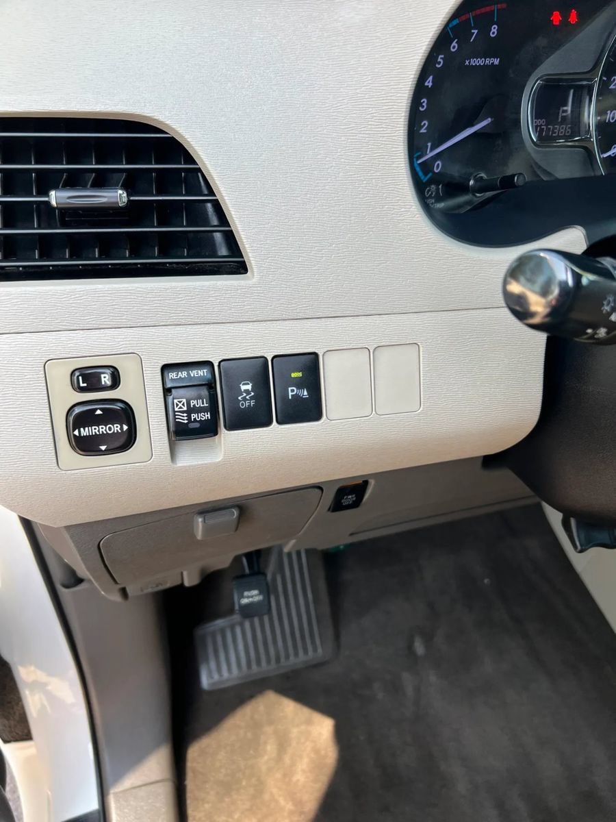 Used 2014 Toyota Sienna XLE FWD image 12