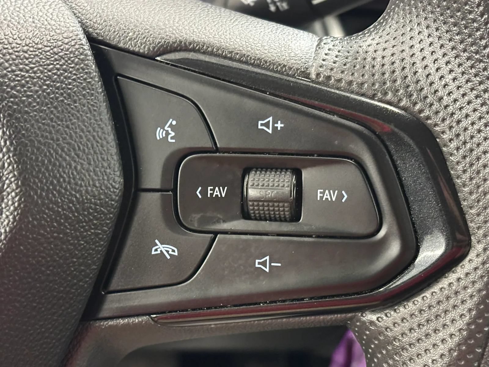 Used 2024 Chevrolet Trax LS w/ LS Convenience Package FWD image 44