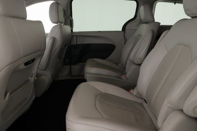 Used 2021 Chrysler Pacifica Touring-L image 27