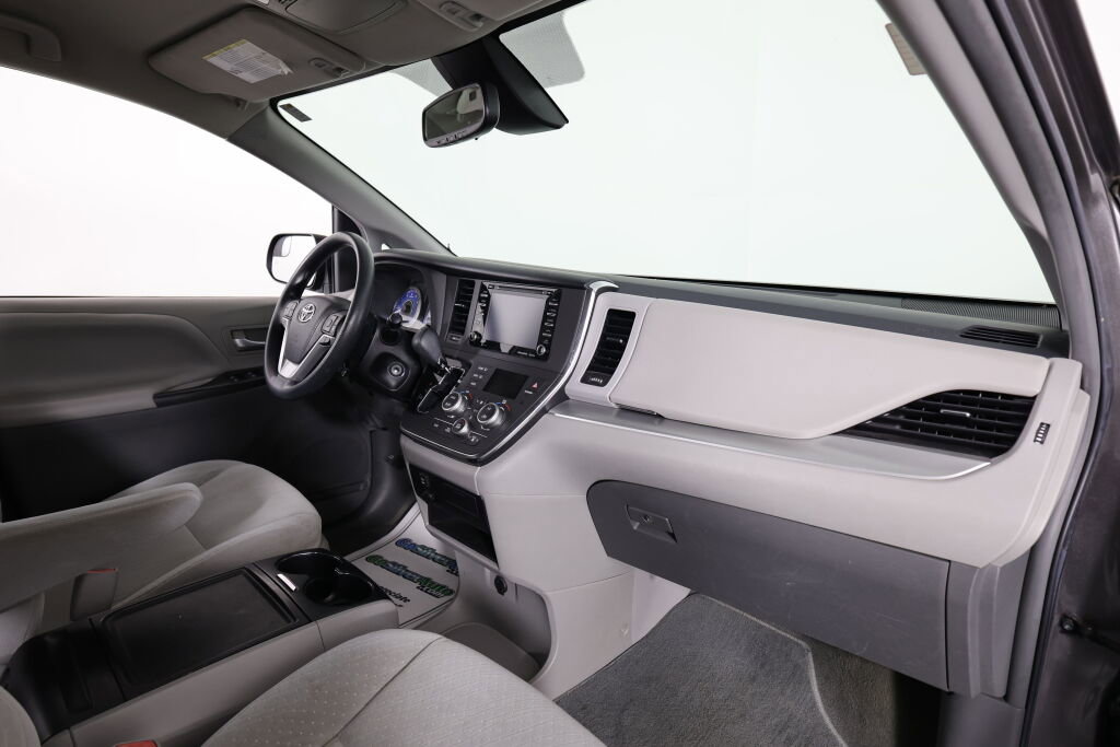 Used 2018 Toyota Sienna LE FWD image 21
