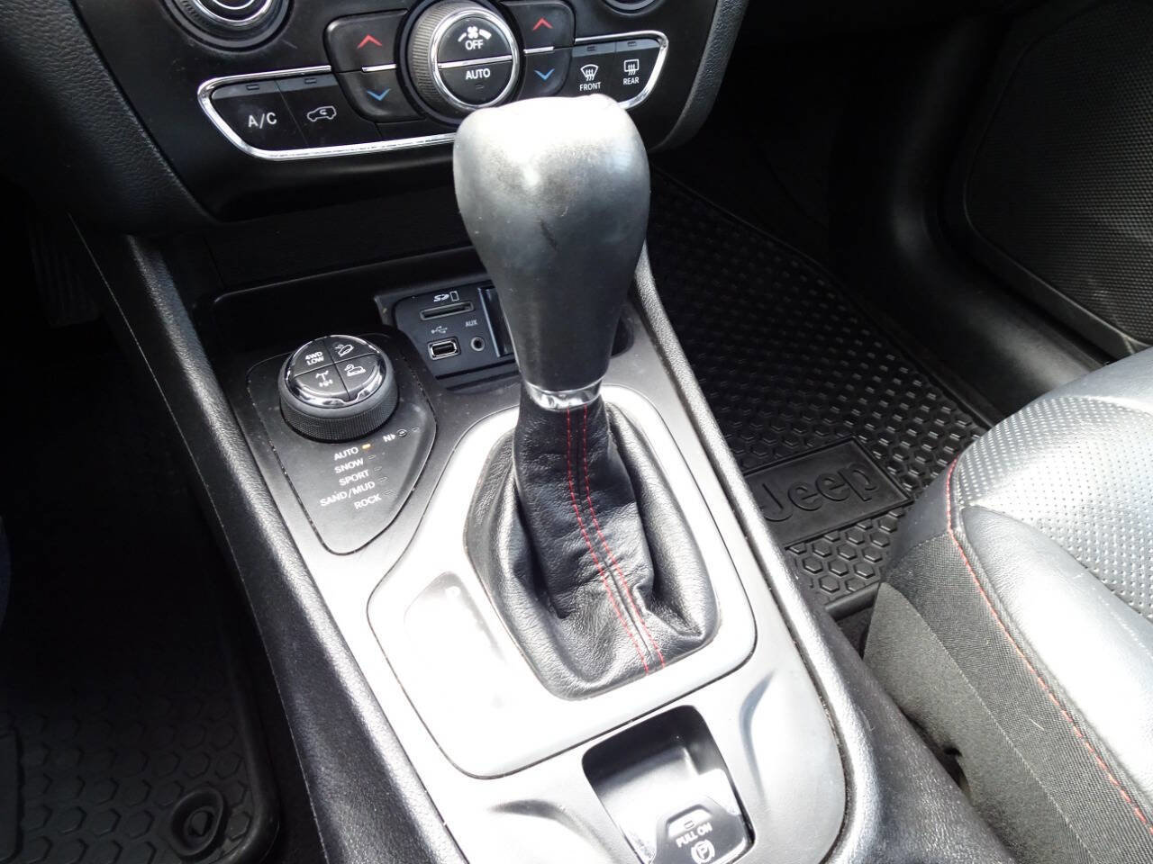 Used 2017 Jeep Cherokee Trailhawk image 25