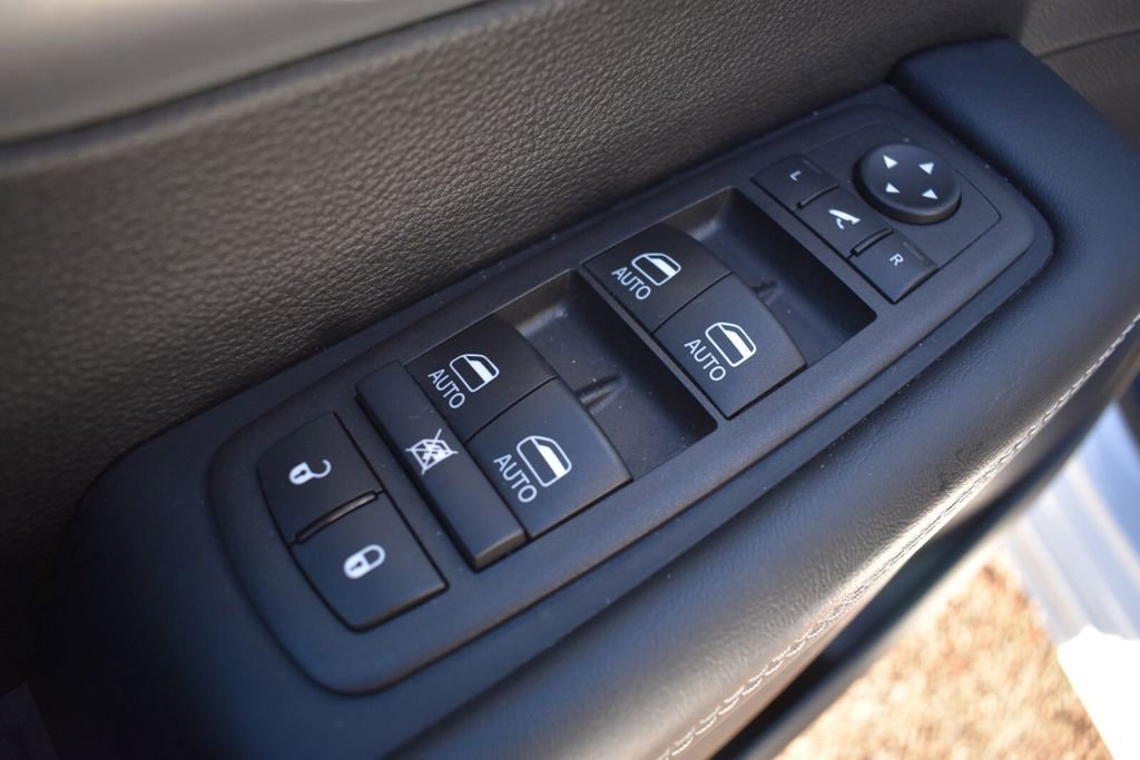 Used 2025 Chrysler Pacifica Limited FWD image 27