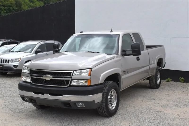 Used 2005 Chevrolet Silverado 2500 LT w/ Heavy-Duty Power Package AWD/4WD image 9