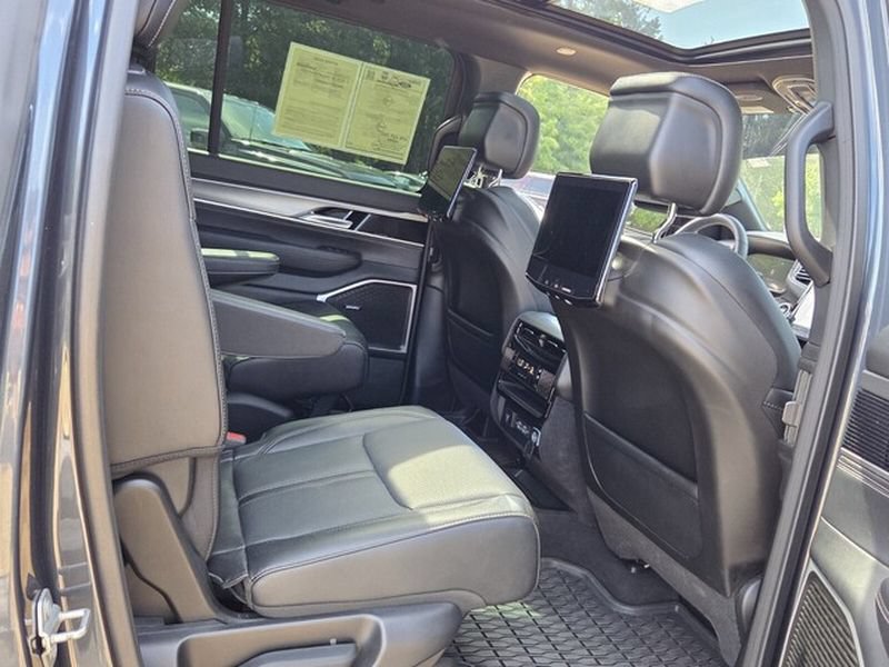 Used 2025 Jeep Wagoneer Series II w/ Premium Group I RWD image 16