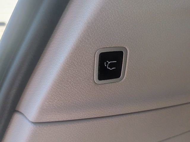 Used 2023 Chrysler Voyager LX image 13