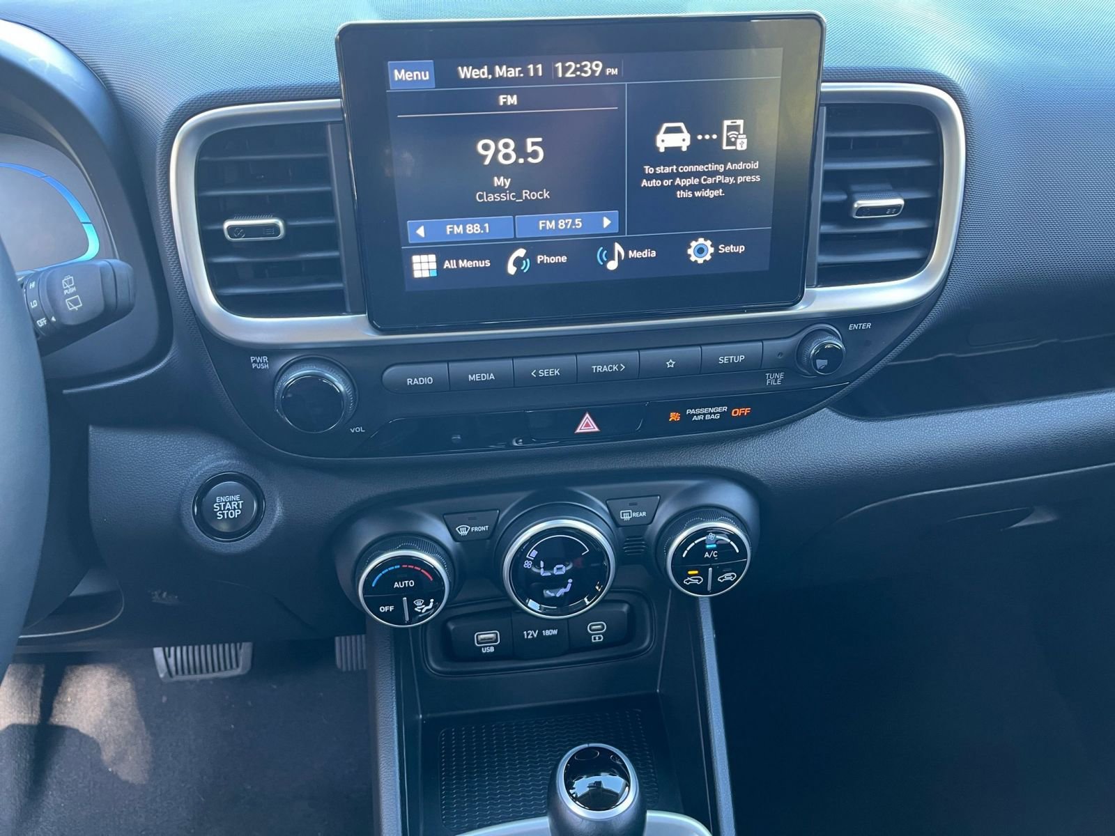 Used 2025 Hyundai Venue SEL image 17