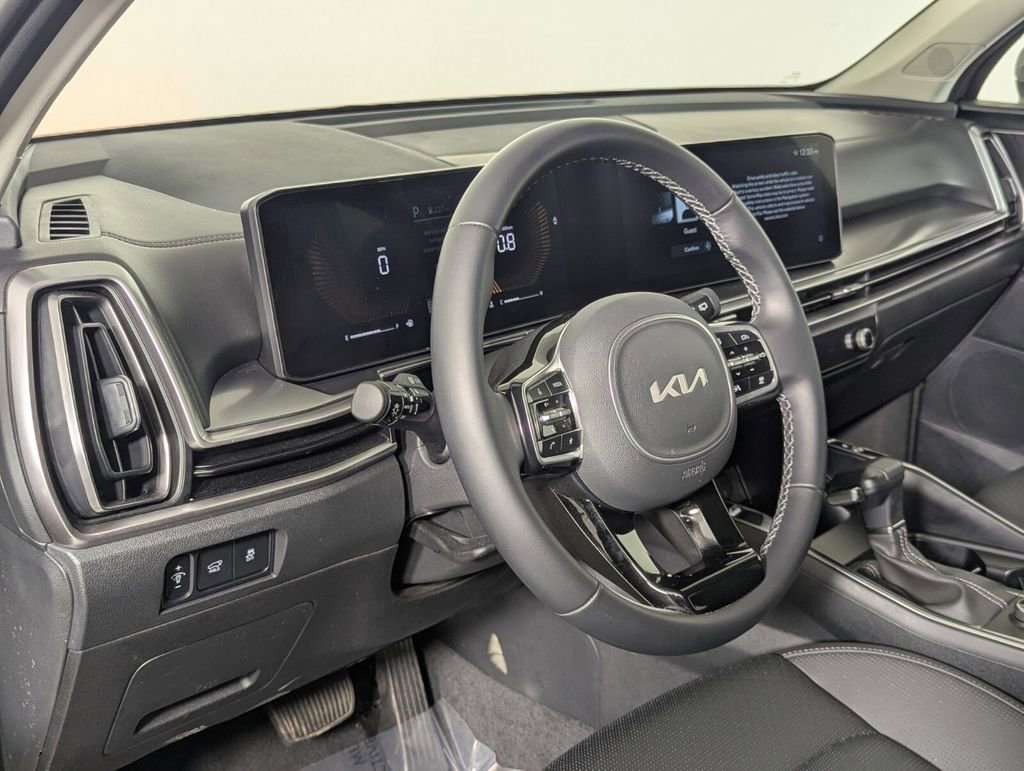 Used 2025 Kia Sorento EX w/ Panoramic Sunroof Package image 13