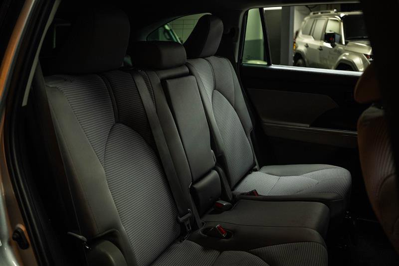 Used 2020 Toyota Highlander LE image 13