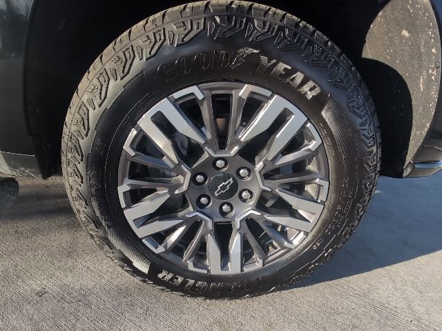Used 2025 Chevrolet Suburban Z71 image 31
