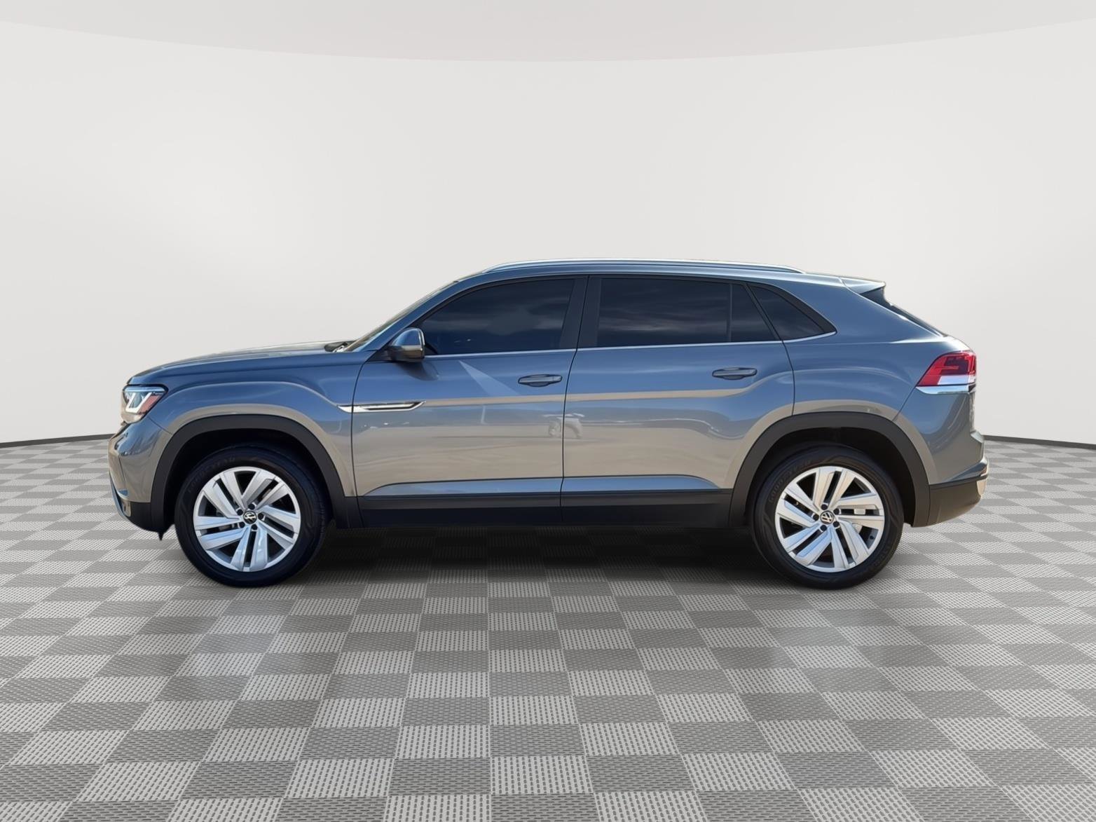 Used 2022 Volkswagen Atlas Cross Sport SE image 2