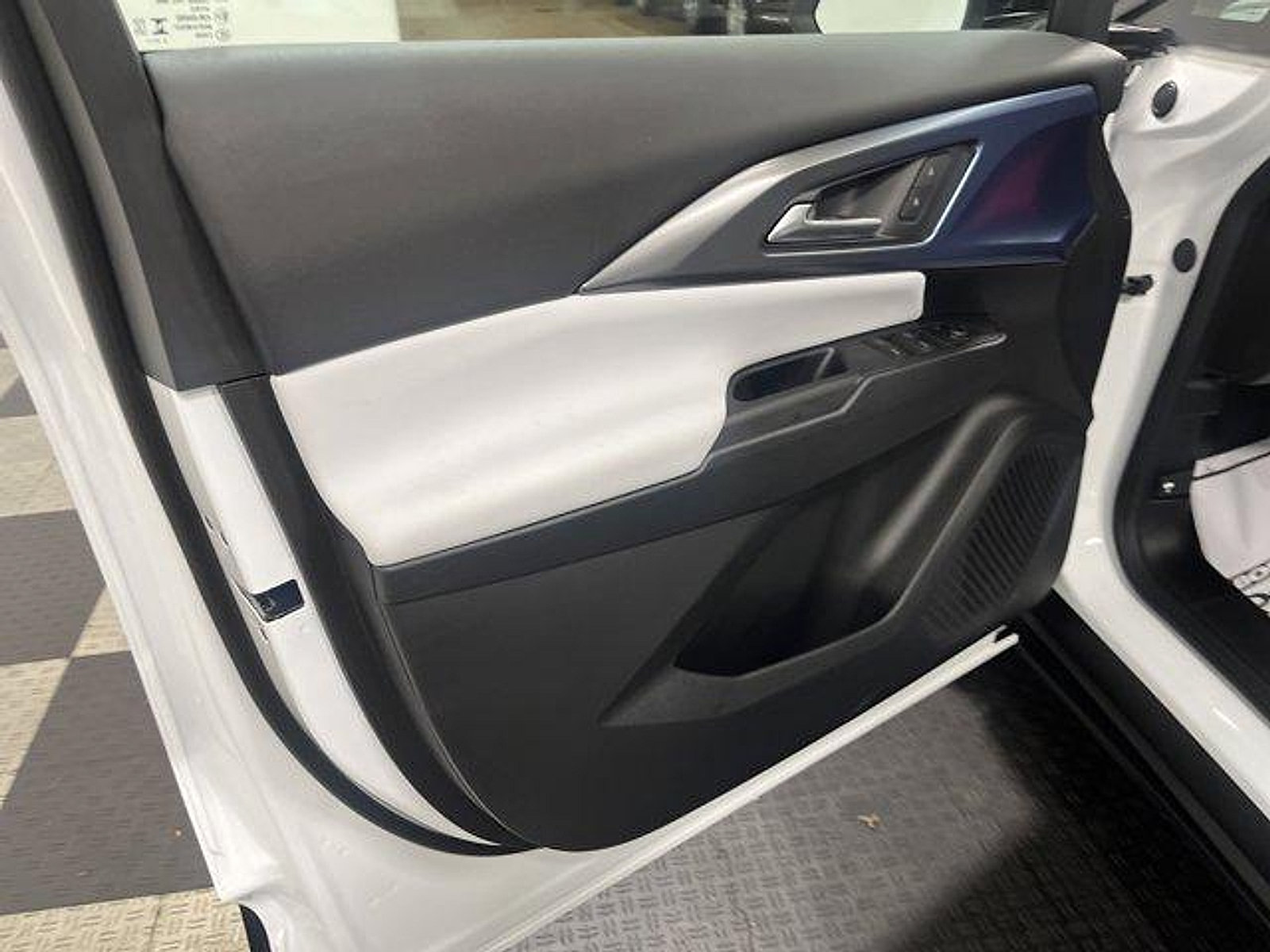 New 2026 Chevrolet Equinox EV LT AWD/4WD image 8