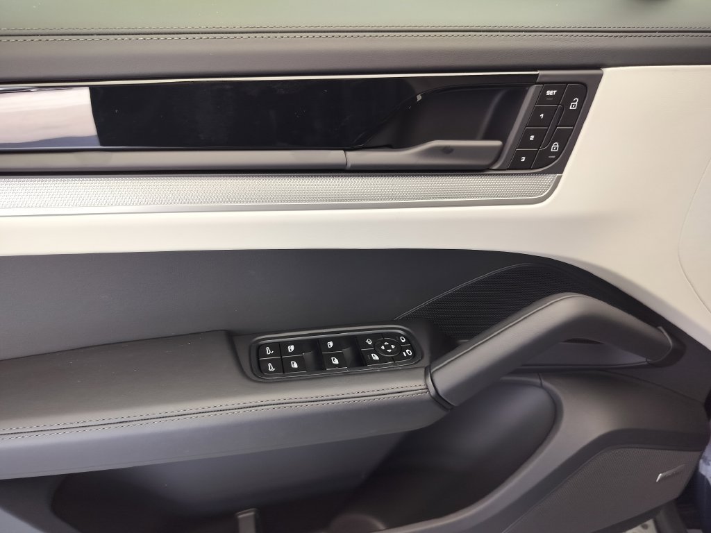 New 2026 Porsche Cayenne Coupe AWD/4WD image 21