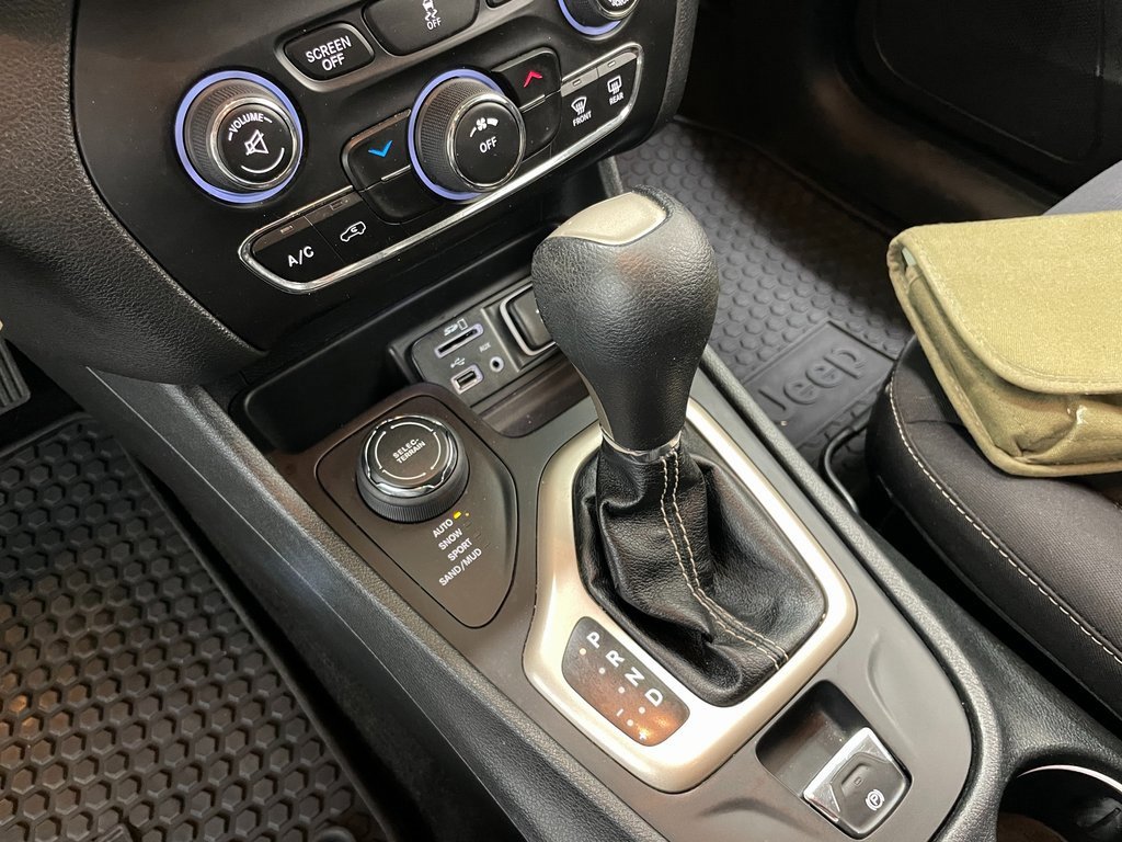 Used 2015 Jeep Cherokee Latitude w/ Cold Weather Group image 28