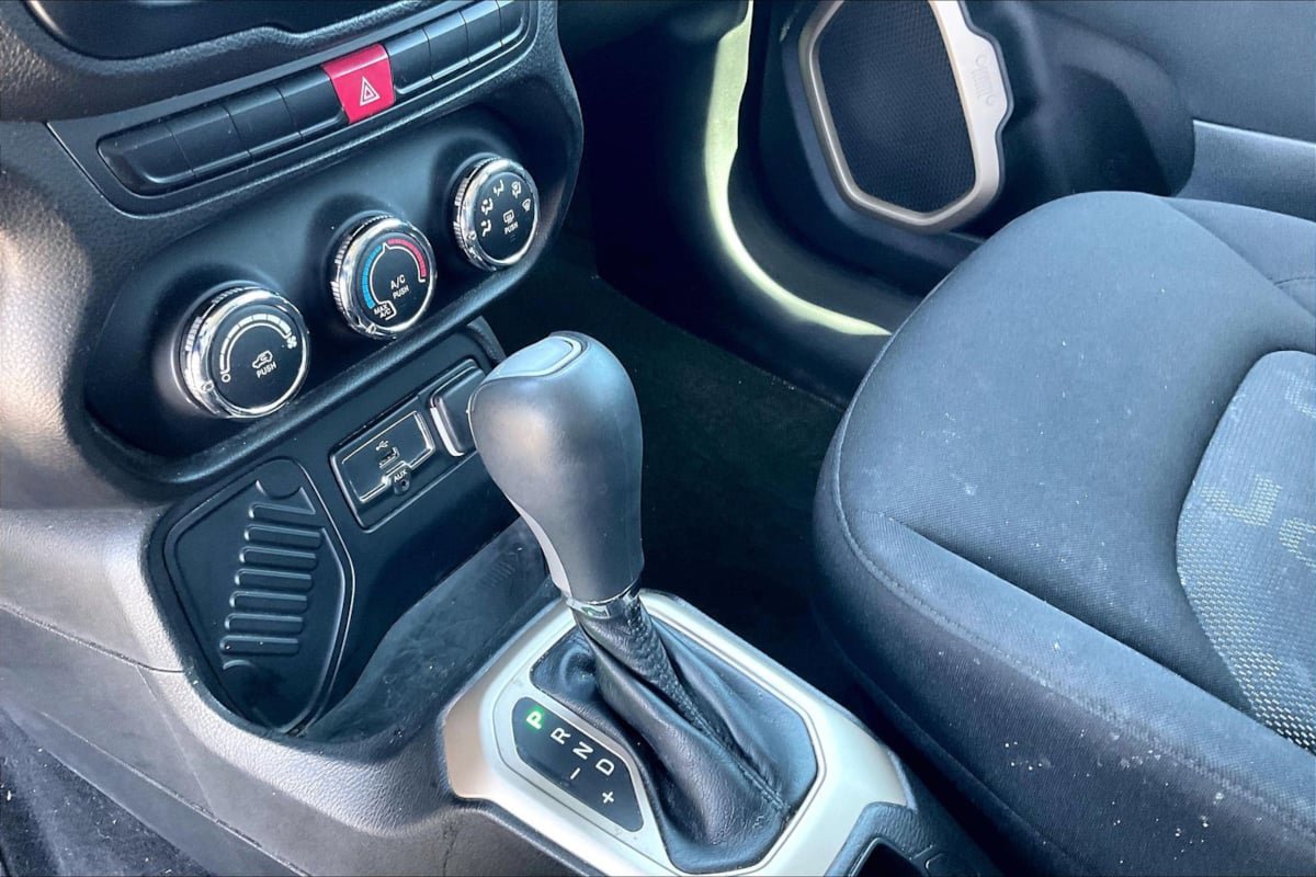 Used 2015 Jeep Renegade Latitude FWD image 15