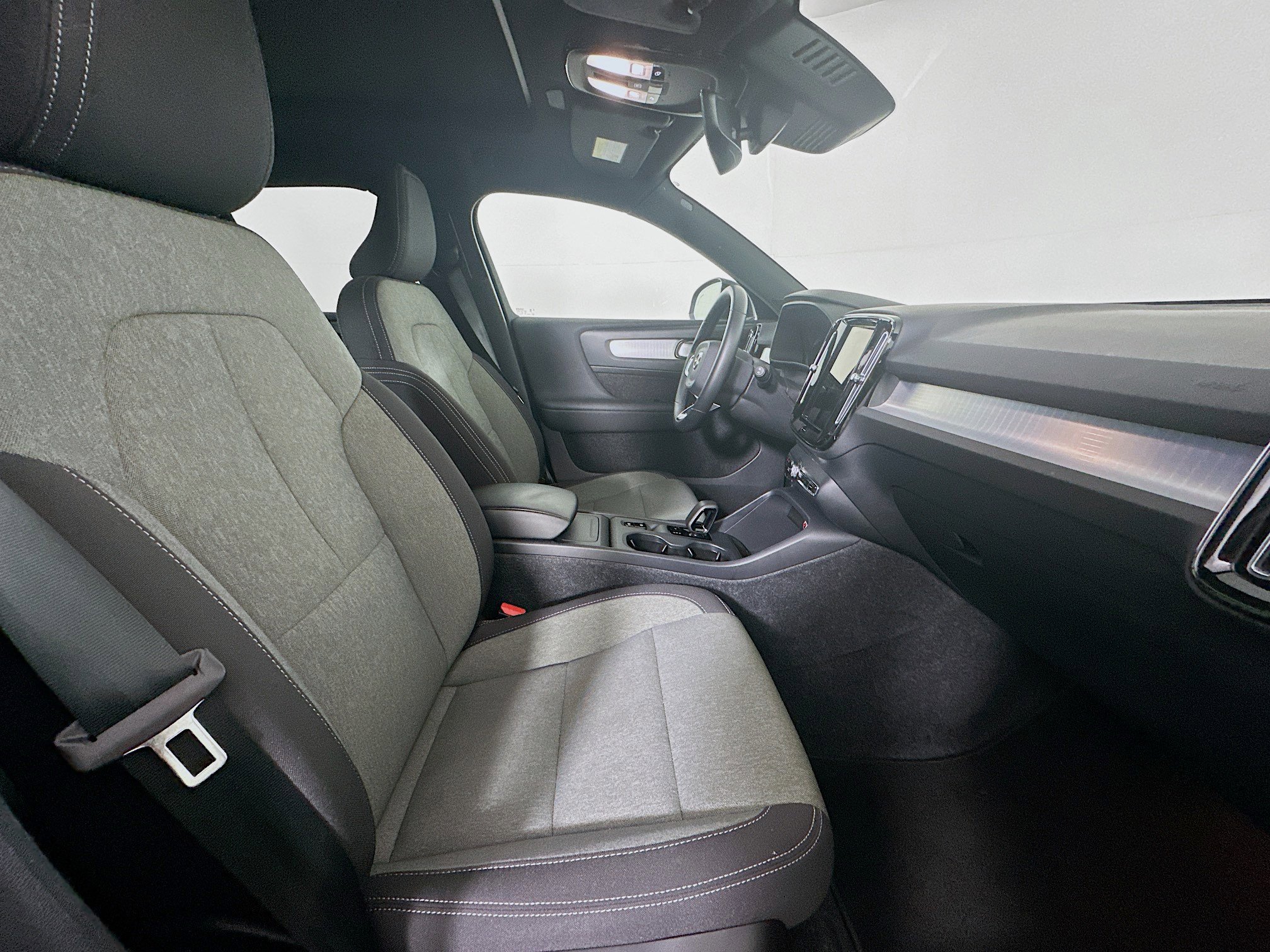 Used 2024 Volvo XC40 B5 Core image 32