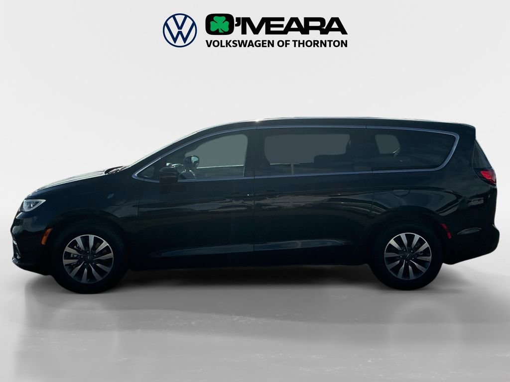 Used 2024 Chrysler Pacifica Select image 2