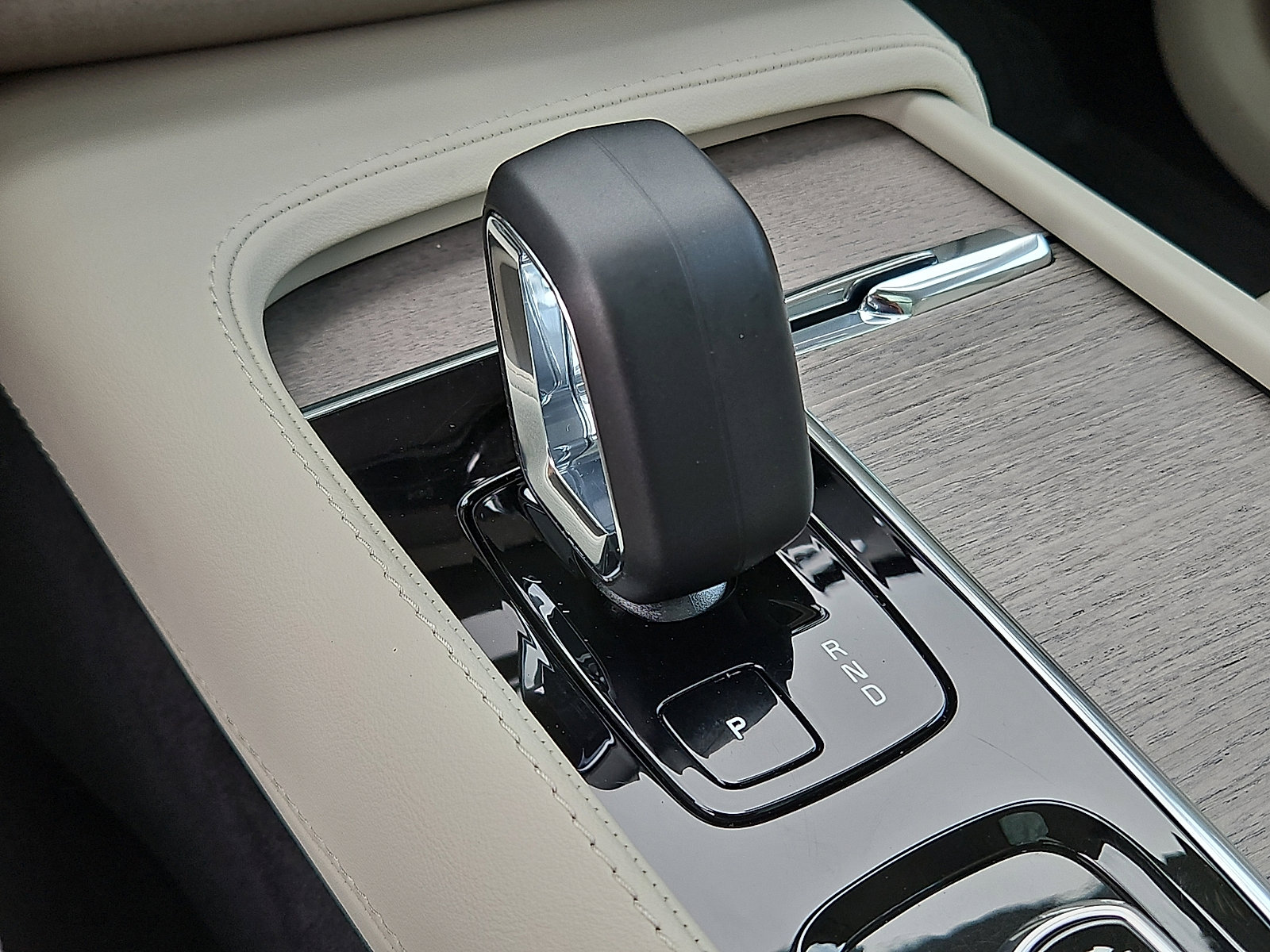Certified 2023 Volvo XC90 B5 Plus w/ Protection Package Premier image 15