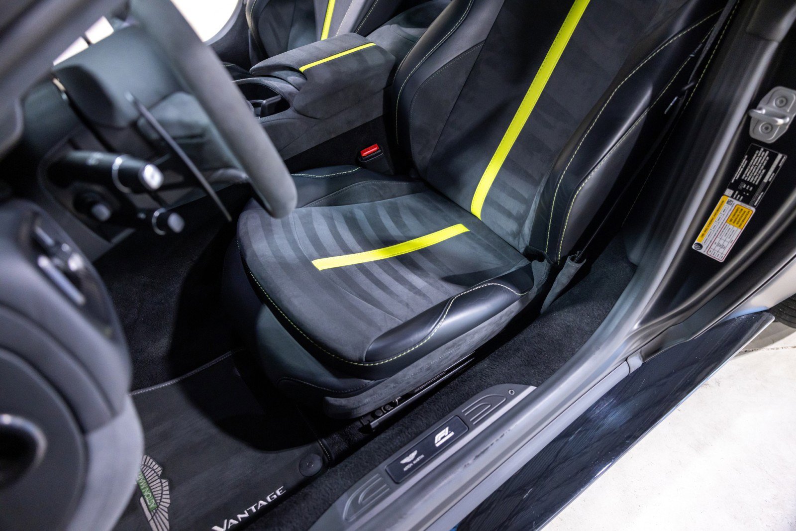 Used 2022 Aston Martin V8 Vantage Coupe RWD image 39