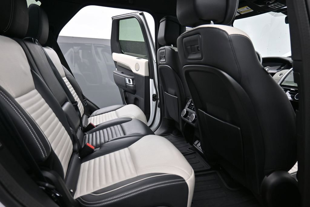 Used 2023 Land Rover Discovery HSE R-Dynamic AWD/4WD image 19