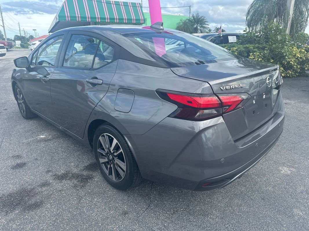 Used 2022 Nissan Versa SV image 4