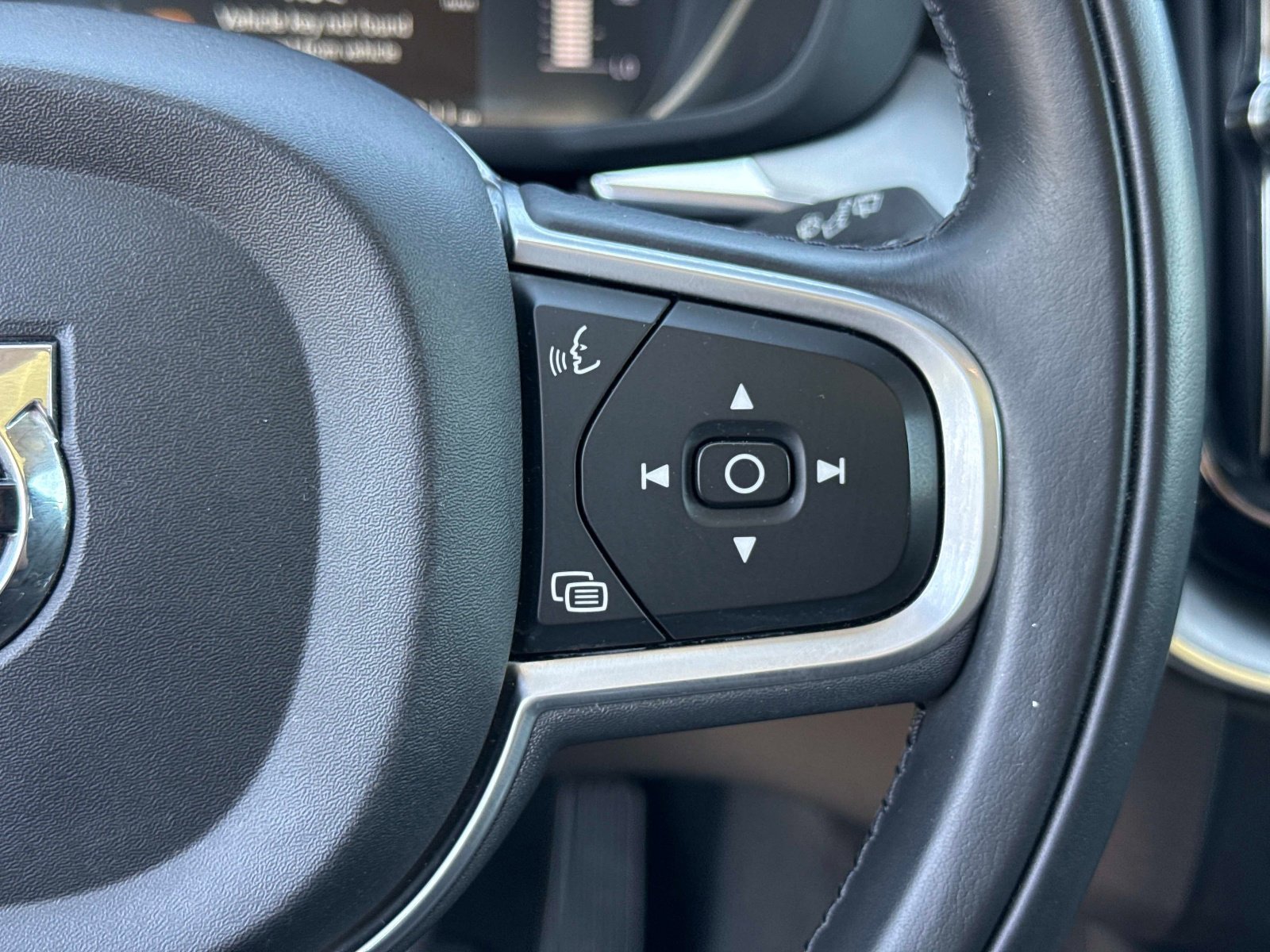 Used 2018 Volvo XC60 T5 Momentum w/ Convenience Package AWD/4WD image 30