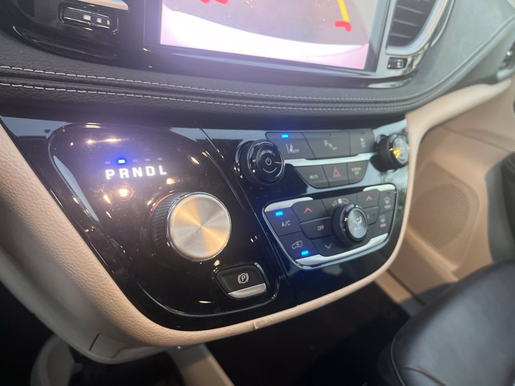 Used 2023 Chrysler Pacifica Touring-L FWD image 22