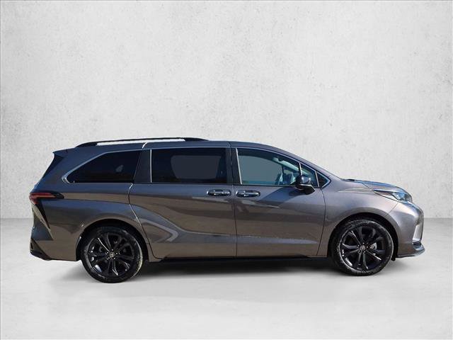 Used 2022 Toyota Sienna XSE w/ XSE Plus Package FWD image 4